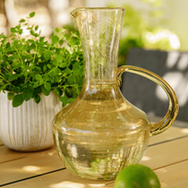 Carafe d'eau posée sur une table Calla noire