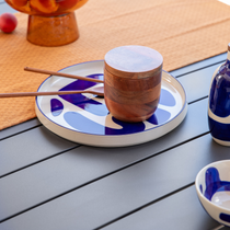 Petites décorations posées sur la table