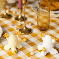Des canards décoratifs en céramique pour décorer sa table de Pâques