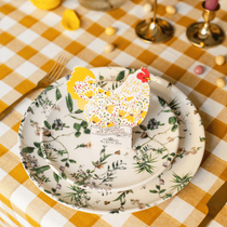 Une poule en chocolat dans une assiette aux motifs fleurs pour Pâques