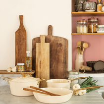 Dans une cuisine présentattion de différents ustensils, casseroles, poeles et planches à découper