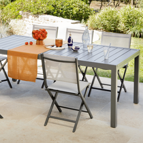 Table Zinnia exposée avec une carafe, des pêches et un chemin de table