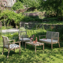 Un salon de jardin à l'ombre d'un arbre