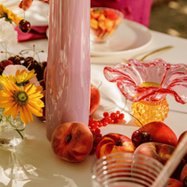 Un centre de table coloré avec des fleurs jaunes et des fruits oranges