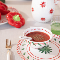 Une soupe d'été, gaspacho, présentée dans la coupe Venda