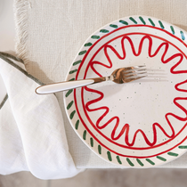 Le détail du motif de l'assiette colorée Venda