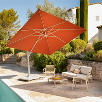 Parasol déporté orange au bord de la piscine