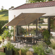 Parasol déporté beige sur la terrasse pour un repas en extérieur