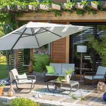 Parasol blanc déporté pour faire de l'ombre sur la terrasse
