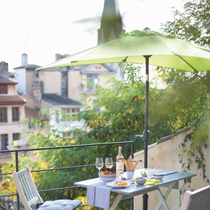 Parasol droit sur le balcon pour profiter d'un apéritif