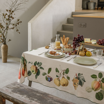 Une table d'automne dressée avec une nappe fruitée