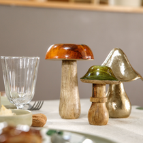 Des petites décorations de table champignon en bois