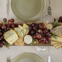 Zoom sur un plateau de fromage et de raisin