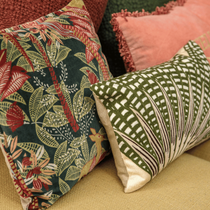 Zoom sur des coussins colorés sur un canapé