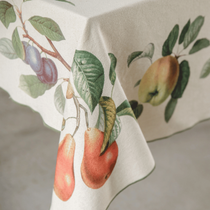 zoom sur un coin de table avec une nappe blanche fruitée