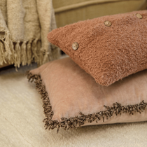 Des coussins rose empilés par terre