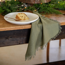 Une assiette avec une part de gâteau et une serviette en tissu