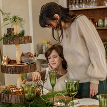 Une mère et son fils autour de la table de noel