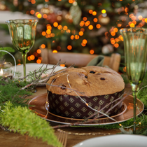 Un gateau de noel posé sur la table avec des guirlandes