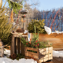 Une terrasse enneigée avec du matériel de diy