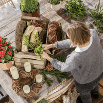 Une femme qui prépare sa table de diy
