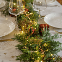 Un centre de table avec des branches de sapin