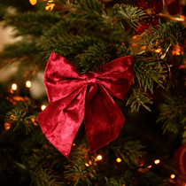 Un nœud de noël en velours à suspendre au sapin