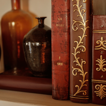 Zoom sur des livres anciens et des contenants sur une étagère