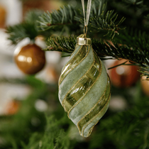 Une boule de noel verte à suspendre