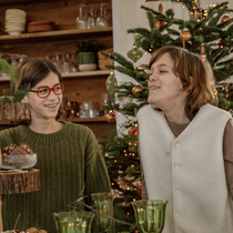 Deux jeunes garçons qui rigolent ensemble devant le sapin de noël