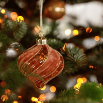 Une boule de noel à suspendre dans le sapin