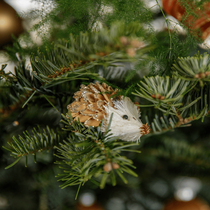 Une figurine d'herisson à suspendre dans le sapin