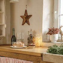 Un buffet de noel avec un gâteau et une bouteille de vin