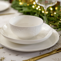 De la vaisselle de Noël empilée sur la table