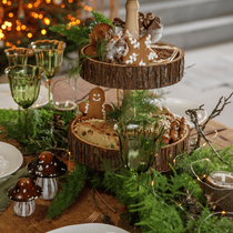 Une décoration de table de Noël avec des éléments naturels, de la vaisselle et des gourmandises