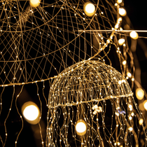 Une décoration lumineuse en forme de méduse