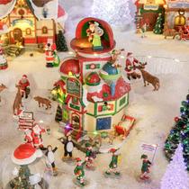 Zoom sur le maison miniature du Père-Noël Lemax
