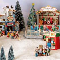 Zoom sur une village de Noël miniature Lemax dans la neige