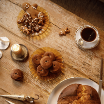 Des biscuits de Noël avec une tasse de café et une bougie