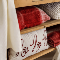 Des coussins rouge et blanc