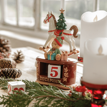 Une éphéméride de Noël avec un cheval à bascule et un ourson en décoration