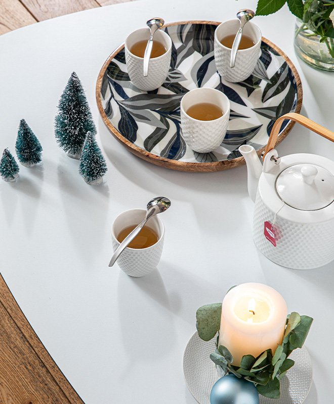 Tasses de thé de Noël sur une table basse blanche
