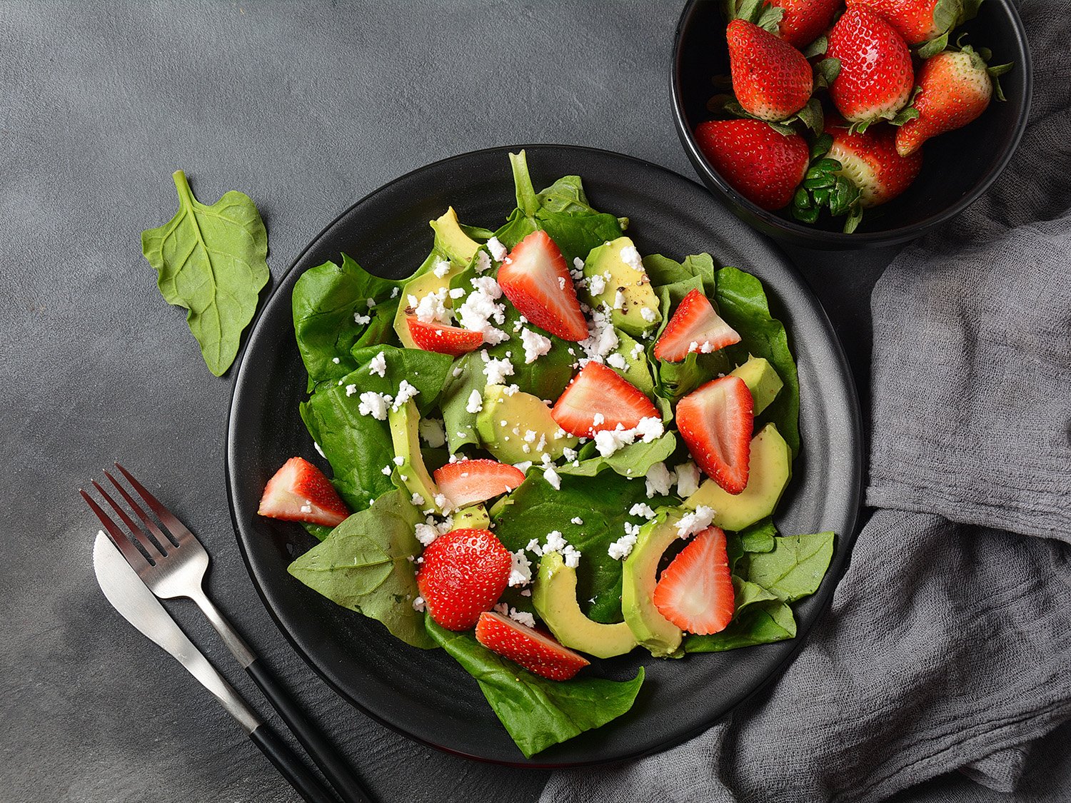 Idée recette d'été : salade sucrée-salée fraise, avocat,basilic, épinard