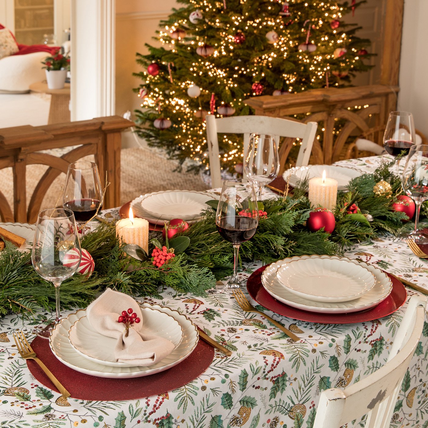 Une table à manger dressée pour le soir de Noël