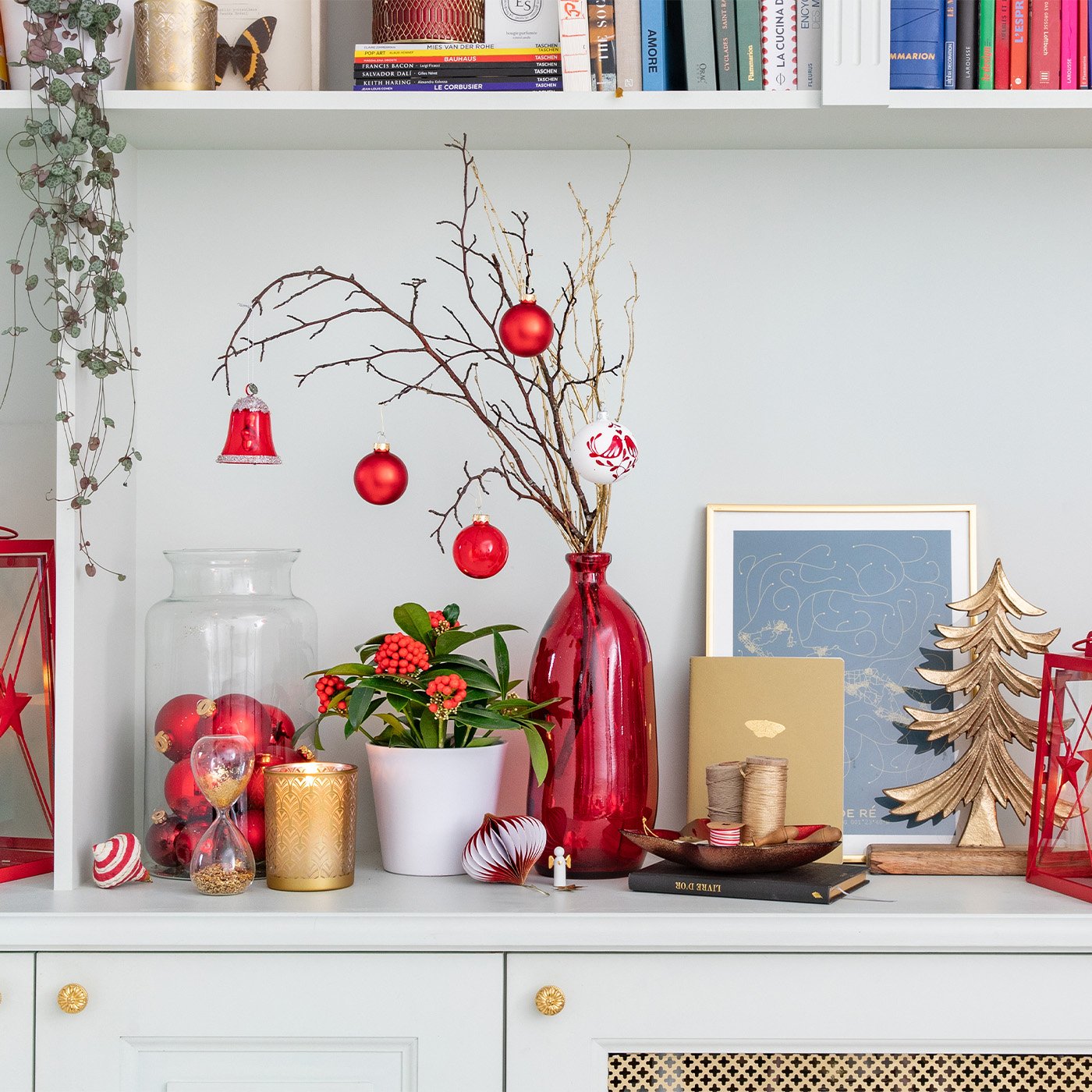 Un meuble décoré pour Noël grâce à différents objets tendances