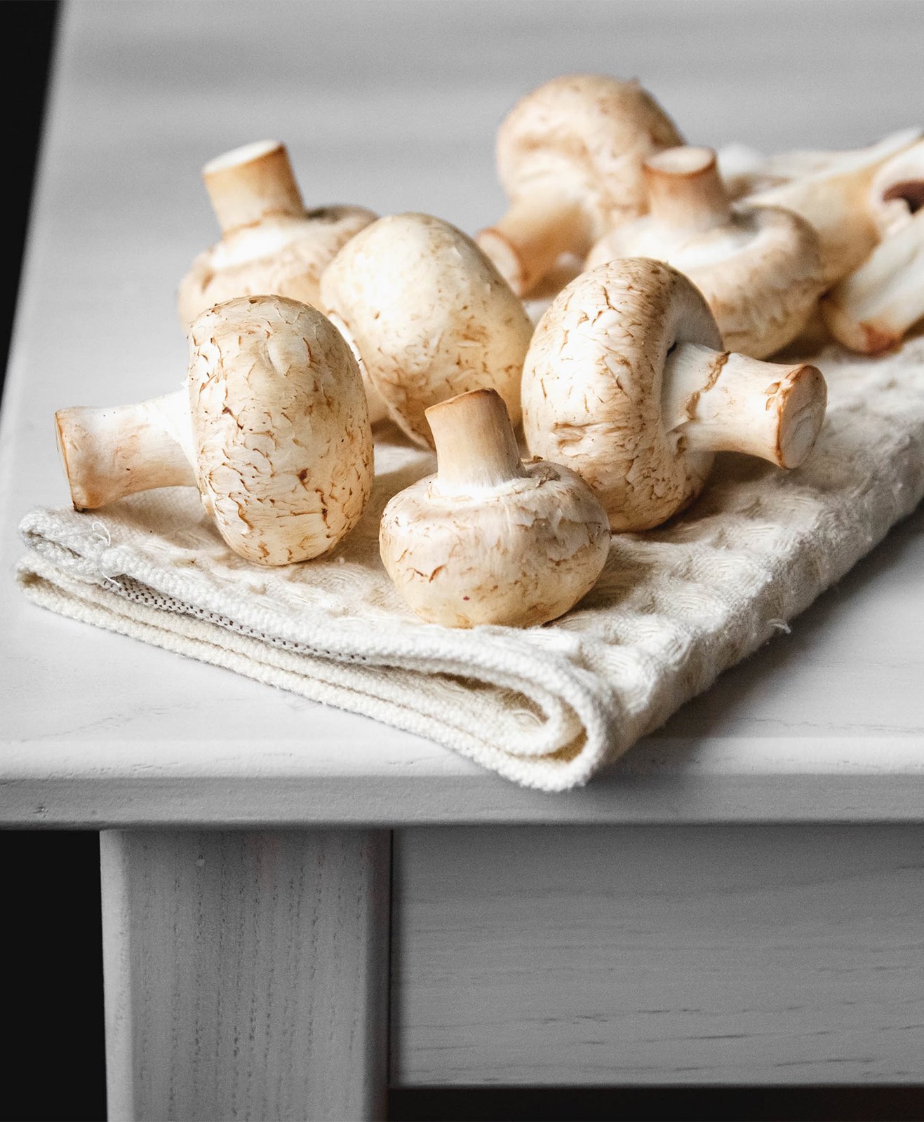 Des champignons de Paris sur un meuble de cuisine