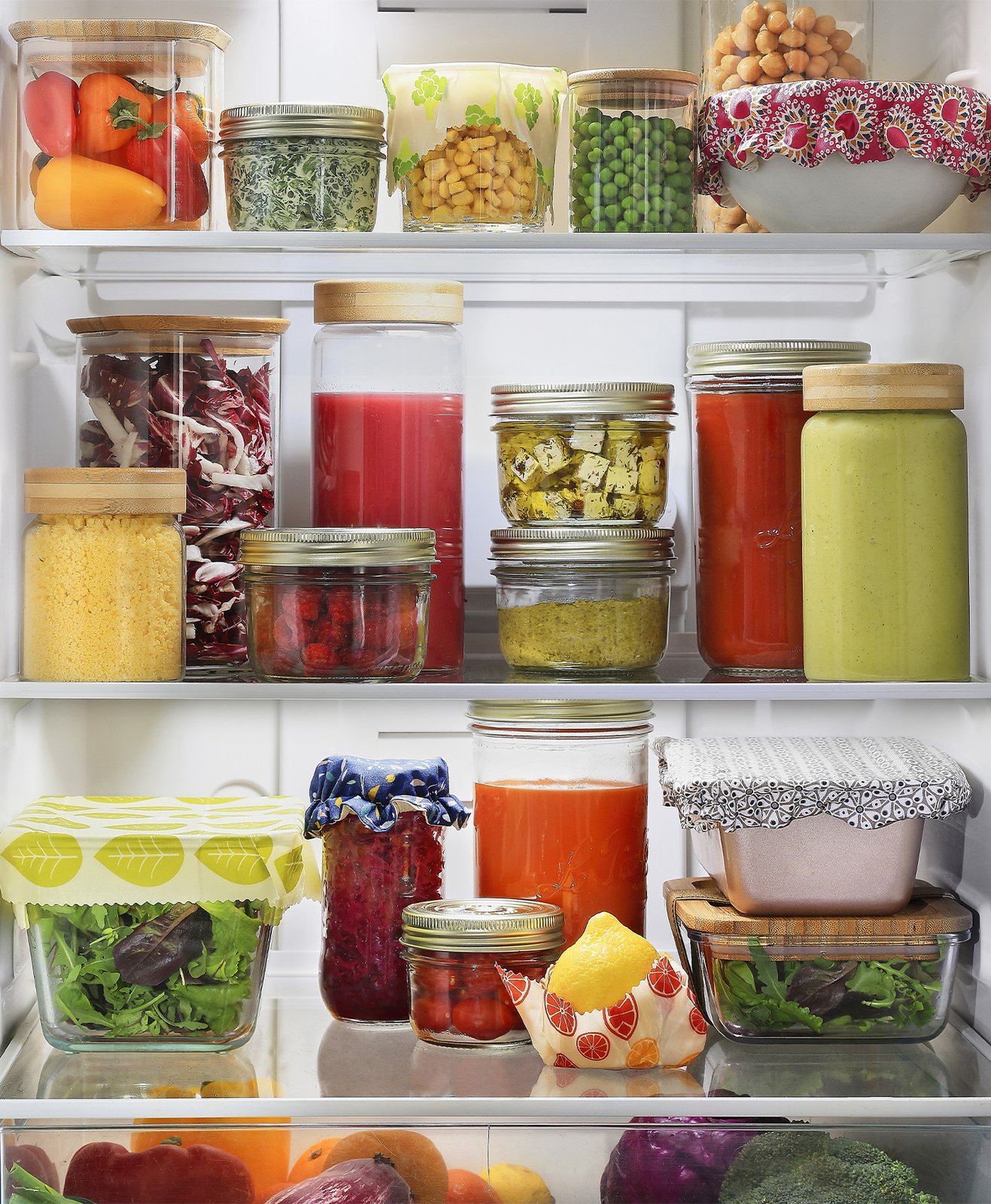 L'intérieur d'un frigo avec différents aliments en bocaux