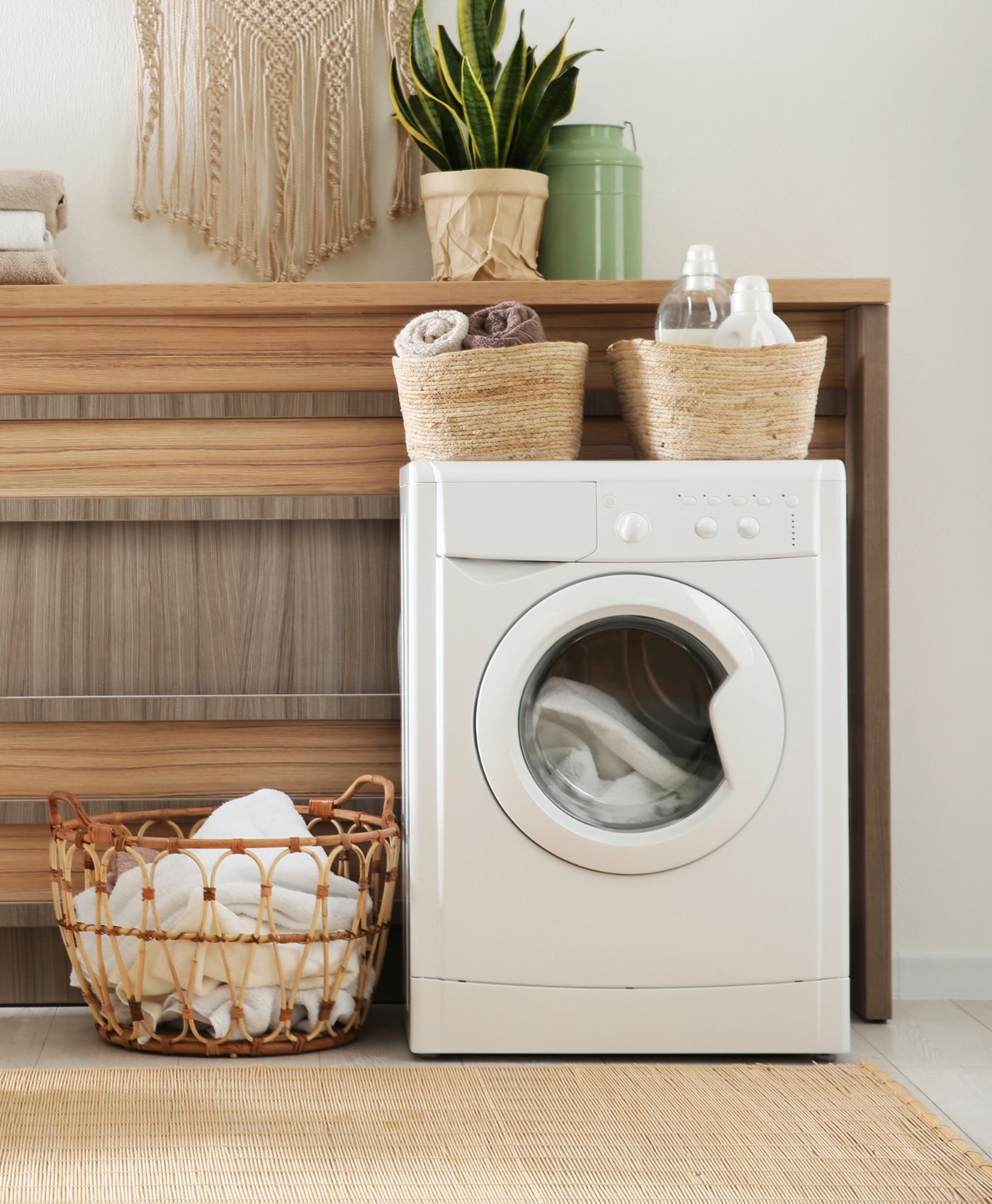 Une machine à laver avec un panier à linge