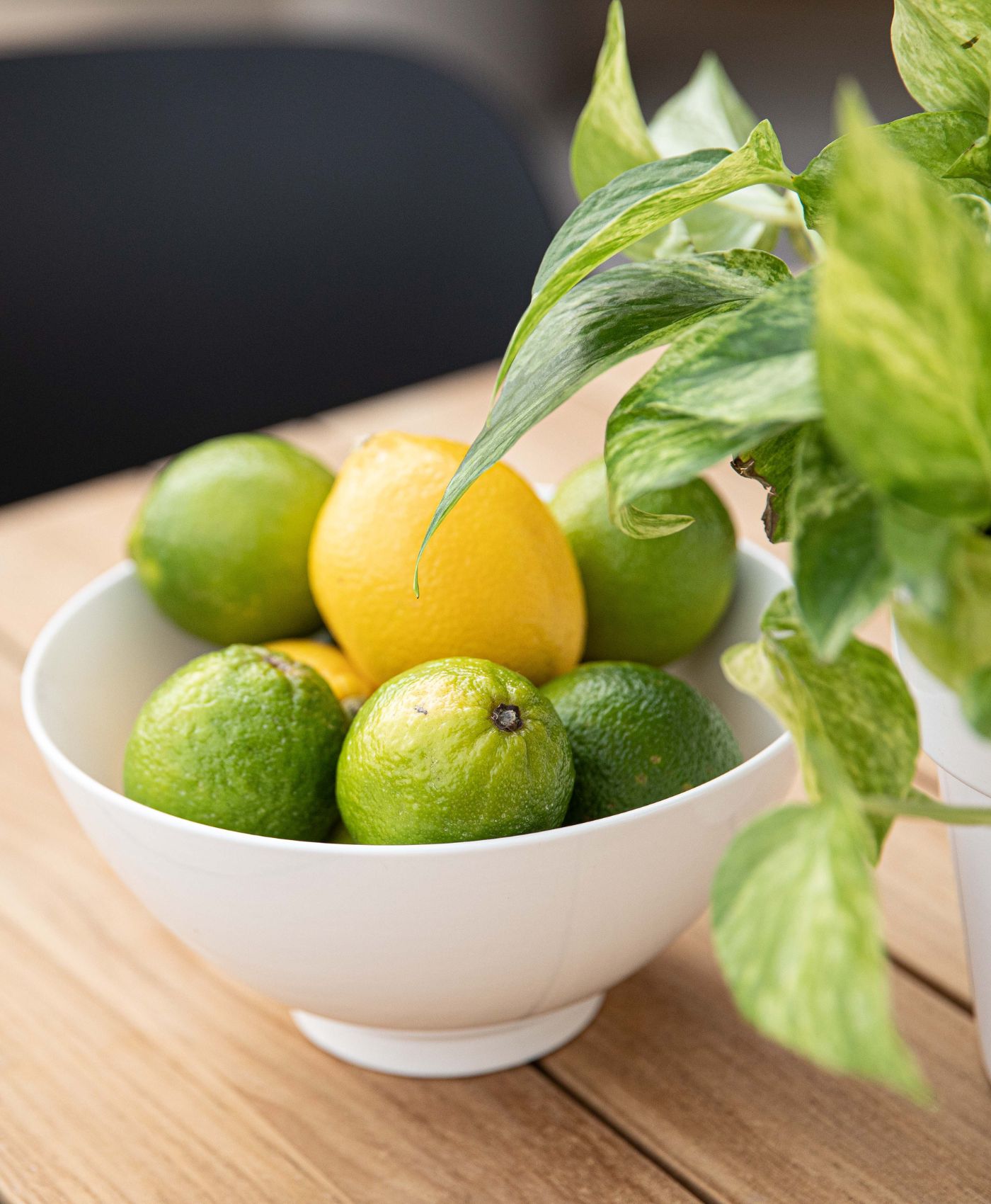Un bol de citron sur une table de jardin