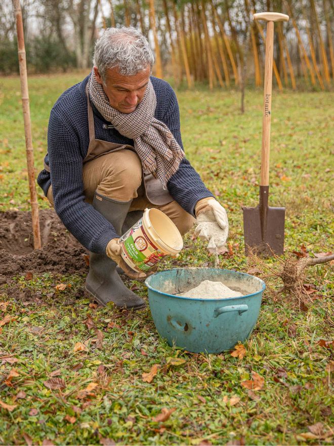 Un homme en train de faire du pralinage pour ses racines